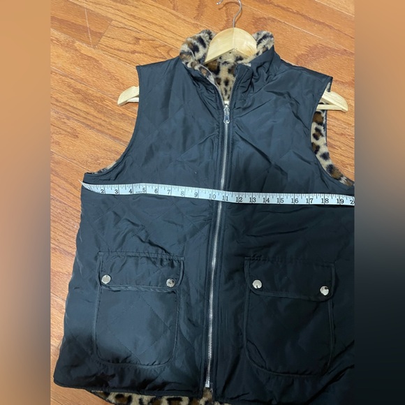 NWOT Reversible faux fur leopard/black vest - Picture 10 of 13